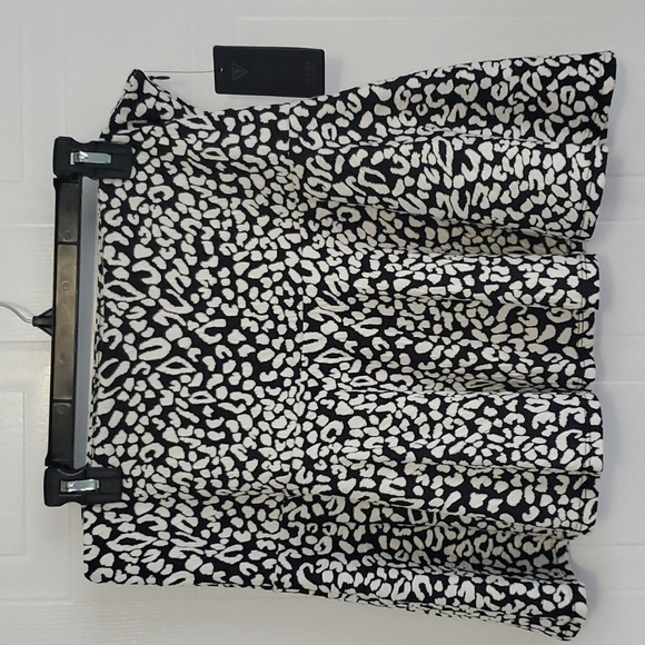 Guess Mini Skirt NWT very pretty style LEOPARD JACQUARD SKIRT SIZE 12 - Picture 2 of 10